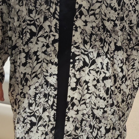 Black, gray and white open Wrap - Picture 9 of 9